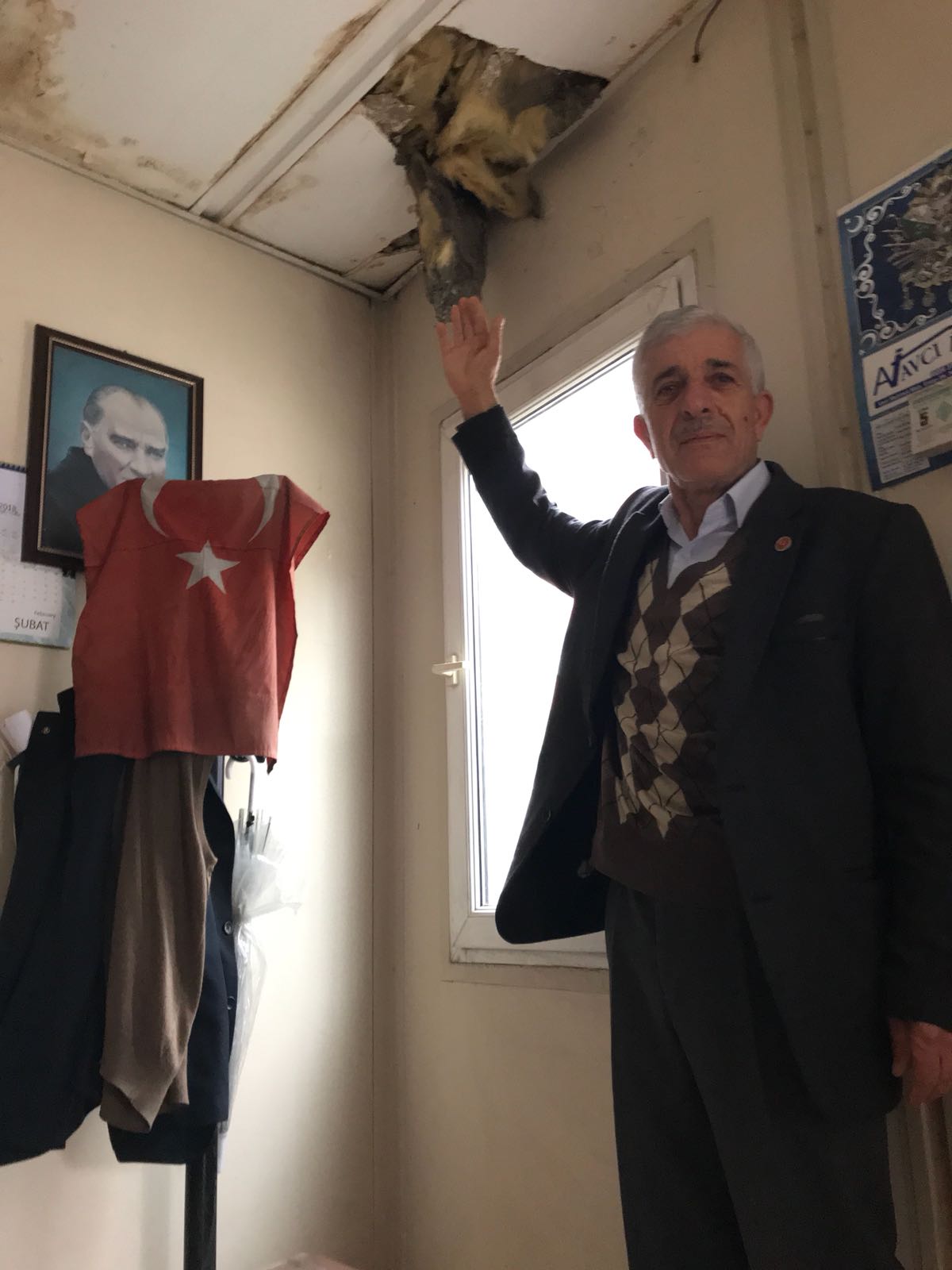 Muhtarlık binası dökülüyor