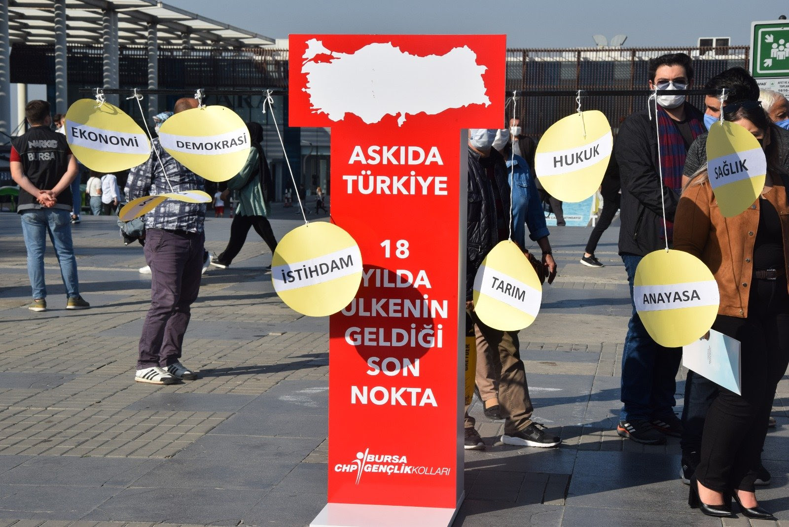 CHP’Lİ GENÇLERDEN ‘ASKIDA EKMEK’ İTİRAZI